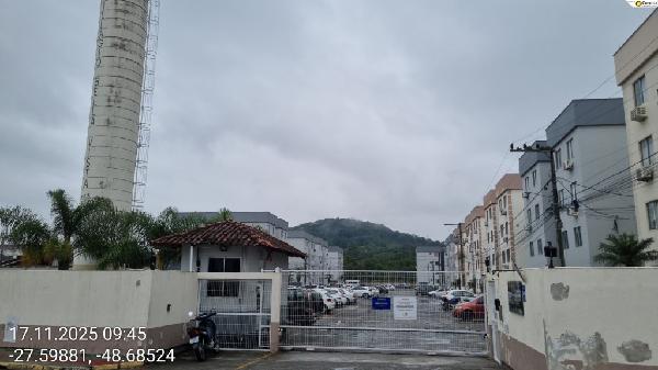 Vende-se em Sao Jose-SC  apto, 46.44 de área total, 41.66 de área privativa,  2_qto(s), WC, 2_sala(s), cozinha.