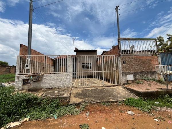Vende-se em Luziania-GO  Casa, 55.38 de área total, 55.38 de área privativa, 180.00 de área do terreno,  2_qto(s), varanda, a.serv, WC, 1_sala(s), cozinha, 1_vaga(s) de garagem.