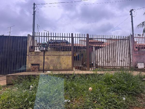 Vende-se em Luziania-GO  Casa, 52.58 de área privativa, 180.00 de área do terreno,  2_qto(s), varanda, a.serv, WC, 1_sala(s), cozinha, 1_vaga(s) de garagem.