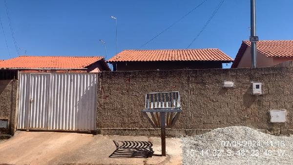 Vende-se em Cocalzinho De Goias-GO  Casa, 47.50 de área privativa, 180.00 de área do terreno,  2_qto(s), WC, 1_sala(s), cozinha.