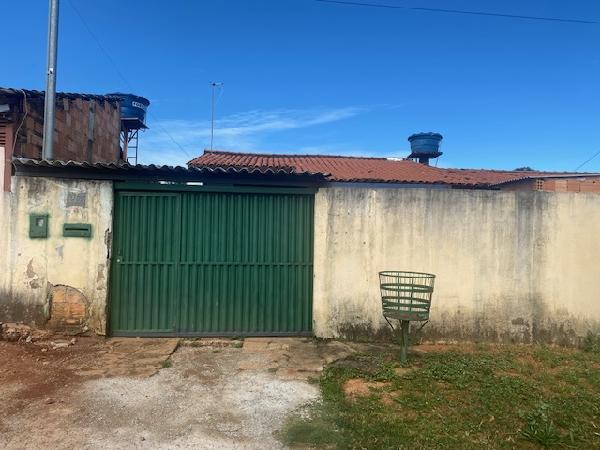 Vende-se em Luziania-GO  Casa, 63.74 de área total, 63.74 de área privativa, 200.00 de área do terreno,  3_qto(s), a.serv, WC, 1_sala(s), cozinha, 1_vaga(s) de garagem.