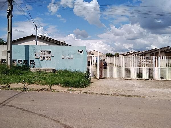 Vende-se em Luziania-GO  Casa, 52.65 de área total, 52.65 de área privativa, 109.20 de área do terreno,  2_qto(s), a.serv, WC, 1_sala(s), sacada, cozinha, 1_vaga(s) de garagem.