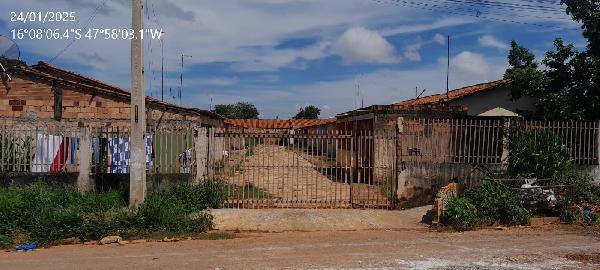 Vende-se em Luziania-GO  Casa, 105.46 de área total, 55.91 de área privativa, 127.05 de área do terreno,  2_qto(s), a.serv, WC, 1_sala(s), cozinha, 1_vaga(s) de garagem.