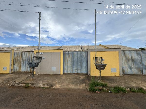 Vende-se em Luziania-GO  Casa, 80.05 de área total, 80.05 de área privativa, 150.00 de área do terreno,  2_qto(s), varanda, a.serv, WC, 1_sala(s), cozinha, 1_vaga(s) de garagem.