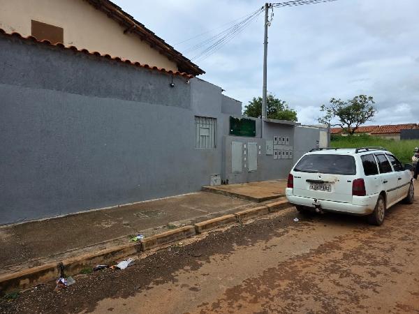 Vende-se em Cidade Ocidental-GO  Casa, 74.40 de área total, 52.50 de área privativa, 103.09 de área do terreno,  2_qto(s), varanda, a.serv, WC, 1_sala(s), cozinha.