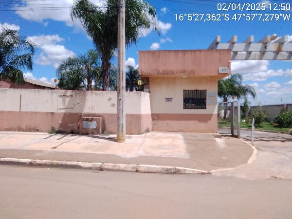 Vende-se em Cidade Ocidental-GO  apto, 116.06 de área total, 49.84 de área privativa,  2_qto(s), varanda, a.serv, WC, 1_sala(s), cozinha, 1_vaga(s) de garagem.