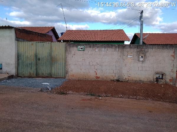 Vende-se em Cocalzinho De Goias-GO  Casa, 51.12 de área privativa, 180.00 de área do terreno,  2_qto(s), a.serv, WC, 1_sala(s), cozinha, 1_vaga(s) de garagem.