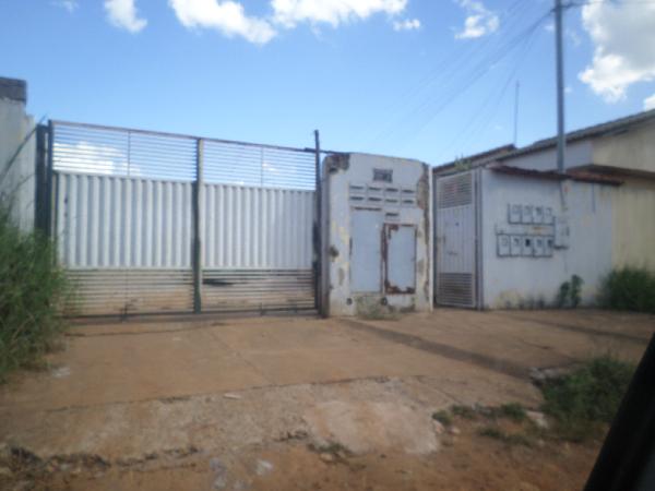 Vende-se em Luziania-GO  Casa, 55.77 de área privativa, 180.00 de área do terreno,  2_qto(s), a.serv, WC, 1_sala(s), sacada, cozinha, 1_vaga(s) de garagem.