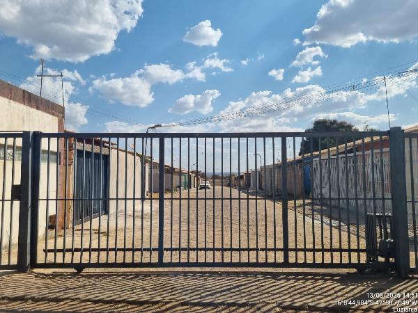 Vende-se em Luziania-GO  Casa, 107.65 de área total, 55.02 de área privativa, 150.07 de área do terreno,  2_qto(s), a.serv, WC, 1_sala(s), cozinha, 1_vaga(s) de garagem.