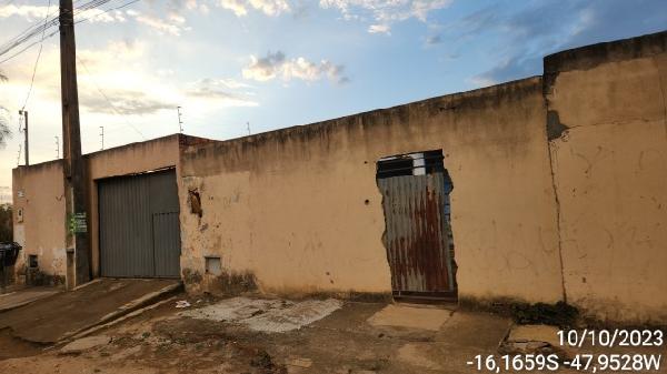 Vende-se em Luziania-GO  Casa, 61.73 de área privativa, 180.00 de área do terreno,  2_qto(s), a.serv, WC, 1_sala(s), cozinha, 1_vaga(s) de garagem.