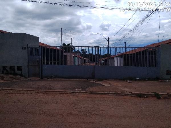 Vende-se em Luziania-GO  Casa, 101.80 de área total, 54.75 de área privativa, 152.63 de área do terreno,  2_qto(s), a.serv, WC, 2_sala(s), cozinha, 1_vaga(s) de garagem.