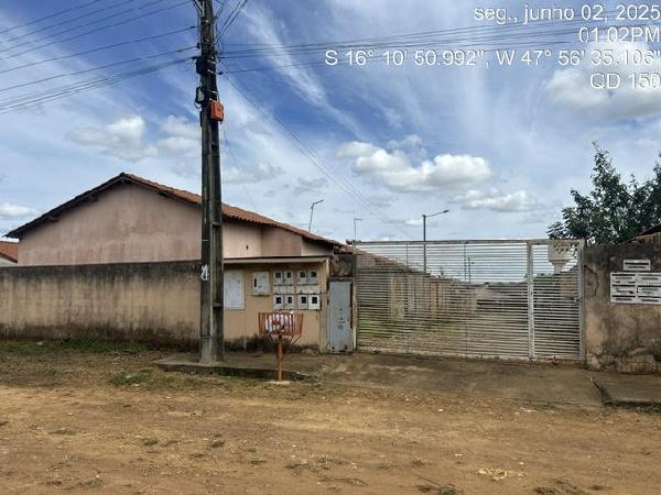 Vende-se em Luziania-GO  Casa, 128.80 de área total, 52.30 de área privativa, 123.50 de área do terreno,  2_qto(s), a.serv, WC, 1_sala(s), 1_vaga(s) de garagem.