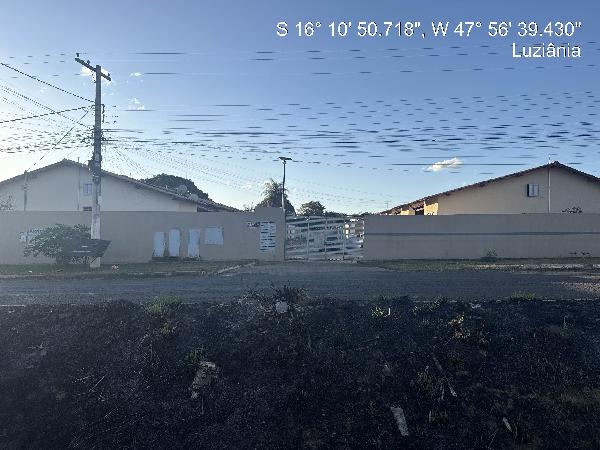 Vende-se em Luziania-GO  Casa, 96.09 de área total, 66.65 de área privativa, 106.28 de área do terreno,  2_qto(s), a.serv, WC, 1_sala(s), cozinha, 1_vaga(s) de garagem.