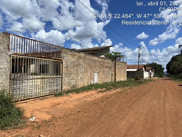 Vende-se em Cidade Ocidental-GO  Casa, 59.39 de área total, 53.14 de área privativa, 118.75 de área do terreno,  2_qto(s), varanda, a.serv, WC, 1_sala(s), cozinha.