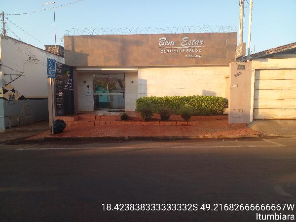 Vende-se em Itumbiara-GO  Casa, 277.00 de área privativa, 292.99 de área do terreno,  5_qto(s), WC, 2_sala(s), 2 lavabo(s), cozinha.