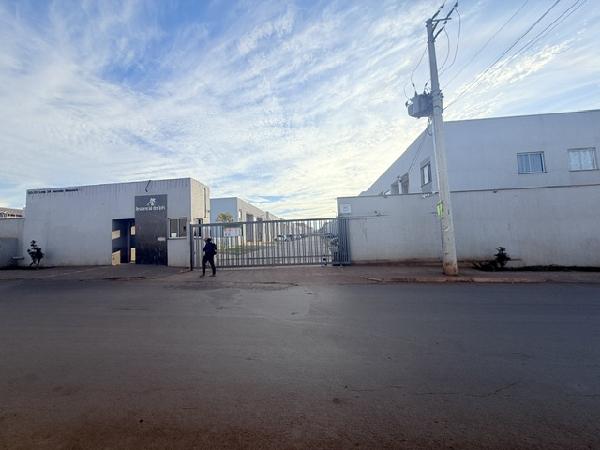 Vende-se em Cidade Ocidental-GO  apto, 105.04 de área total, 53.54 de área privativa,  2_qto(s), a.serv, WC, 1_sala(s), cozinha, 1_vaga(s) de garagem.