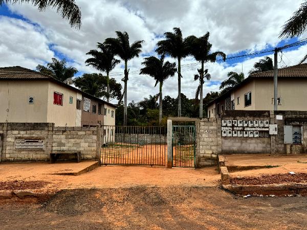 Vende-se em Cidade Ocidental-GO  apto, 146.38 de área total, 51.99 de área privativa,  2_qto(s), a.serv, WC, 1_sala(s), cozinha.