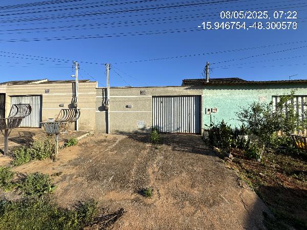 Vende-se em Santo Antonio Do Descoberto-GO  Casa, 69.70 de área total, 69.70 de área privativa, 180.00 de área do terreno,  2_qto(s), a.serv, WC, 1_sala(s), cozinha, 1_vaga(s) de garagem.