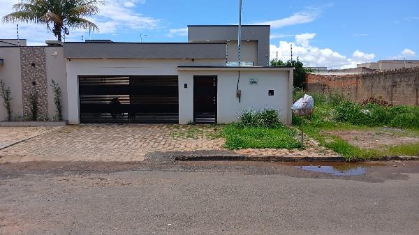 Vende-se em Planaltina-GO  Casa, 178.35 de área privativa, 300.00 de área do terreno,  3_qto(s), a.serv, WC, 1_sala(s), cozinha, 1_vaga(s) de garagem.