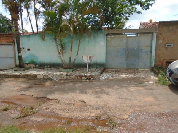Vende-se em Santo Antonio Do Descoberto-GO  Casa, 47.62 de área privativa, 250.00 de área do terreno,  2_qto(s), varanda, WC, 1_sala(s), cozinha.