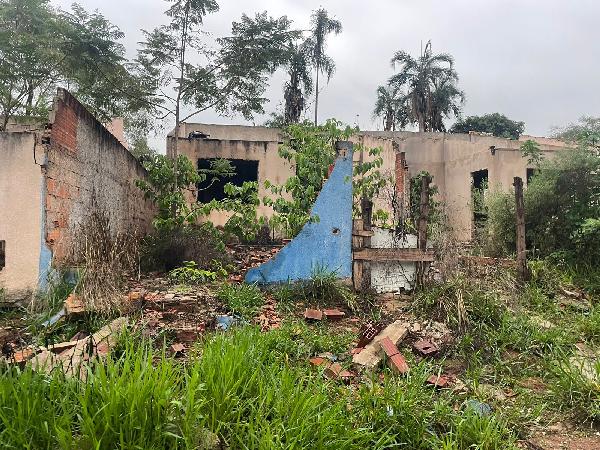 Vende-se em Santo Antonio Do Descoberto-GO  Casa, 56.40 de área privativa, 210.00 de área do terreno,  2_qto(s), a.serv, WC, 1_sala(s), cozinha, 1_vaga(s) de garagem.