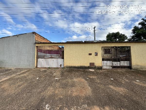 Vende-se em Santo Antonio Do Descoberto-GO  Casa, 63.00 de área total, 63.00 de área privativa, 180.00 de área do terreno,  2_qto(s), a.serv, WC, 1_sala(s), cozinha, 1_vaga(s) de garagem.