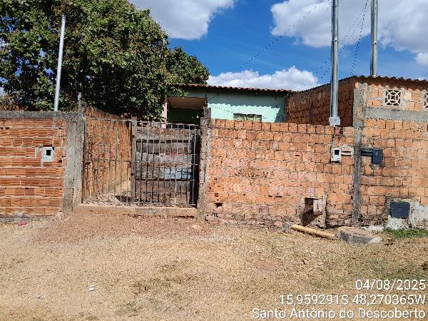 Vende-se em Santo Antonio Do Descoberto-GO  Casa, 60.69 de área total, 60.69 de área privativa, 180.00 de área do terreno,  2_qto(s), varanda, a.serv, WC, 1_sala(s), cozinha.