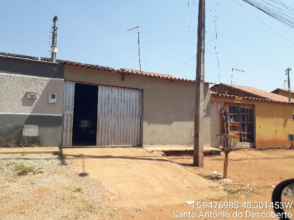 Vende-se em Santo Antonio Do Descoberto-GO  Casa, 66.44 de área privativa, 180.00 de área do terreno,  2_qto(s), a.serv, WC, 1_sala(s), cozinha, 1_vaga(s) de garagem.