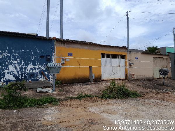 Vende-se em Santo Antonio Do Descoberto-GO  Casa, 69.25 de área privativa, 180.00 de área do terreno,  2_qto(s), a.serv, WC, 1_sala(s), cozinha, 1_vaga(s) de garagem.