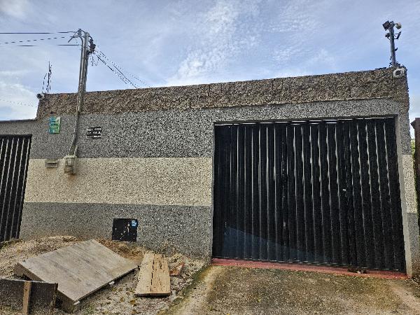 Vende-se em Santo Antonio Do Descoberto-GO  Casa, 69.70 de área privativa, 180.00 de área do terreno,  2_qto(s), a.serv, WC, 1_sala(s), cozinha, 1_vaga(s) de garagem.