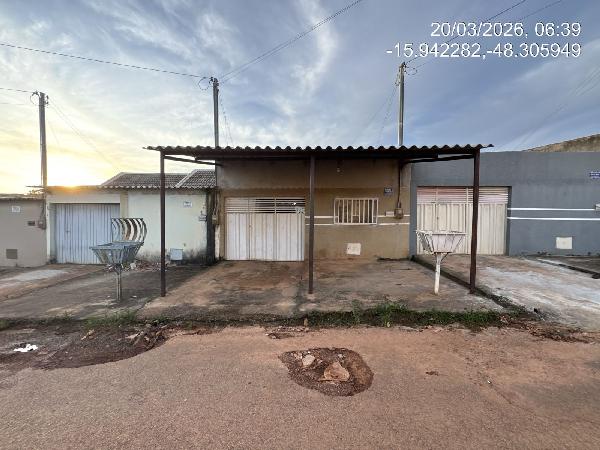 Vende-se em Santo Antonio Do Descoberto-GO  Casa, 69.95 de área total, 69.95 de área privativa, 180.00 de área do terreno,  2_qto(s), varanda, a.serv, WC, 1_sala(s), cozinha.