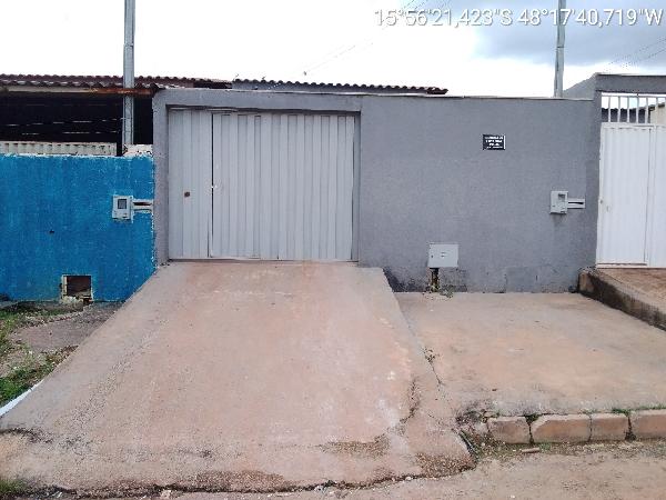 Vende-se em Santo Antonio Do Descoberto-GO  Casa, 64.00 de área privativa, 180.00 de área do terreno,  2_qto(s), a.serv, WC, 1_sala(s), cozinha.