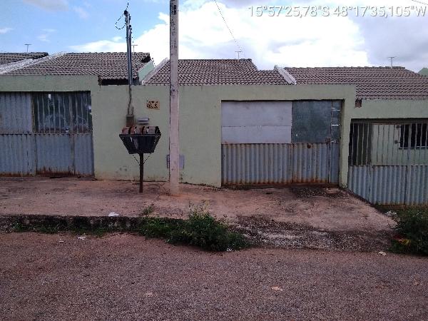 Vende-se em Santo Antonio Do Descoberto-GO  Casa, 65.24 de área privativa, 180.00 de área do terreno,  2_qto(s), varanda, a.serv, WC, 1_sala(s), cozinha, 1_vaga(s) de garagem.