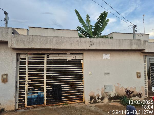 Vende-se em Santo Antonio Do Descoberto-GO  Casa, 80.45 de área total, 80.45 de área privativa, 180.00 de área do terreno,  2_qto(s), varanda, a.serv, 1_sala(s), cozinha, 1_vaga(s) de garagem.