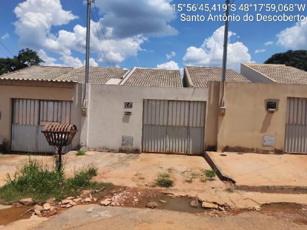 Vende-se em Santo Antonio Do Descoberto-GO  Casa, 68.00 de área privativa, 324.00 de área do terreno,  2_qto(s), varanda, a.serv, WC, 1_sala(s), cozinha, 1_vaga(s) de garagem.