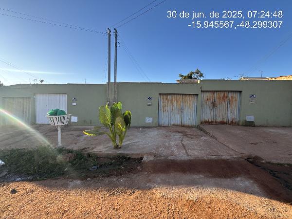 Vende-se em Santo Antonio Do Descoberto-GO  Casa, 69.96 de área total, 69.96 de área privativa, 320.00 de área do terreno,  2_qto(s), varanda, a.serv, WC, 1_sala(s), cozinha.