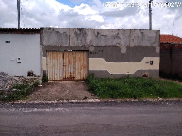 Vende-se em Santo Antonio Do Descoberto-GO  Casa, 66.42 de área privativa, 240.00 de área do terreno,  2_qto(s), varanda, a.serv, WC, 1_sala(s), cozinha, 1_vaga(s) de garagem.
