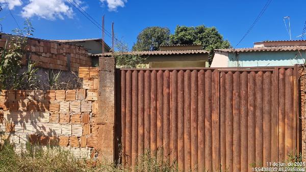 Vende-se em Santo Antonio Do Descoberto-GO  Casa, 62.73 de área total, 62.73 de área privativa, 210.00 de área do terreno,  2_qto(s), a.serv, WC, 1_sala(s), cozinha.