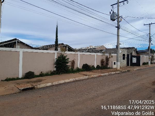Vende-se em Valparaiso De Goias-GO  Casa, 151.96 de área total, 60.46 de área privativa, 151.96 de área do terreno,  2_qto(s), a.serv, WC, 1_sala(s), cozinha, 1_vaga(s) de garagem.