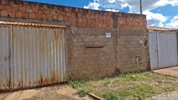 Vende-se em Santo Antonio Do Descoberto-GO  Casa, 61.04 de área total, 61.04 de área privativa, 180.00 de área do terreno,  2_qto(s), varanda, a.serv, WC, 1_sala(s), cozinha.