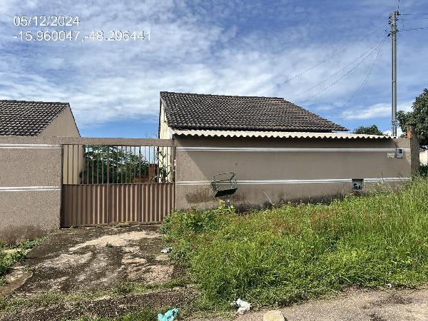 Vende-se em Santo Antonio Do Descoberto-GO  Casa, 63.00 de área privativa, 220.00 de área do terreno,  2_qto(s), varanda, 1_sala(s), cozinha.