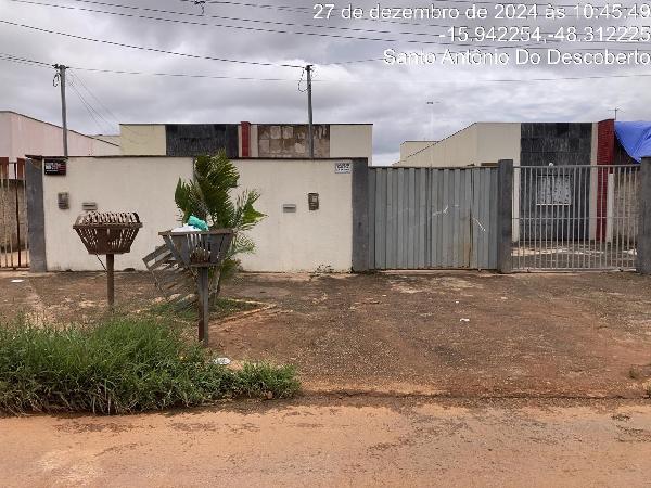 Vende-se em Santo Antonio Do Descoberto-GO  Casa, 80.01 de área total, 80.01 de área privativa, 180.00 de área do terreno,  3_qto(s), a.serv, WC, 1_sala(s), cozinha.