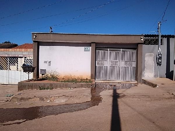 Vende-se em Santo Antonio Do Descoberto-GO  Casa, 180.00 de área total, 65.98 de área privativa, 225.00 de área do terreno,  3_qto(s), varanda, a.serv, WC, WC Emp, 1_sala(s), cozinha.