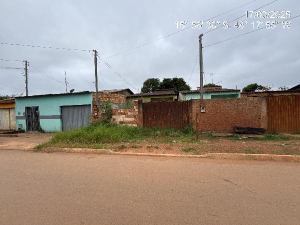 Vende-se em Santo Antonio Do Descoberto-GO  Casa, 61.90 de área total, 61.90 de área privativa, 219.00 de área do terreno,  2_qto(s), varanda, a.serv, WC, 1_sala(s), cozinha, 1_vaga(s) de gara