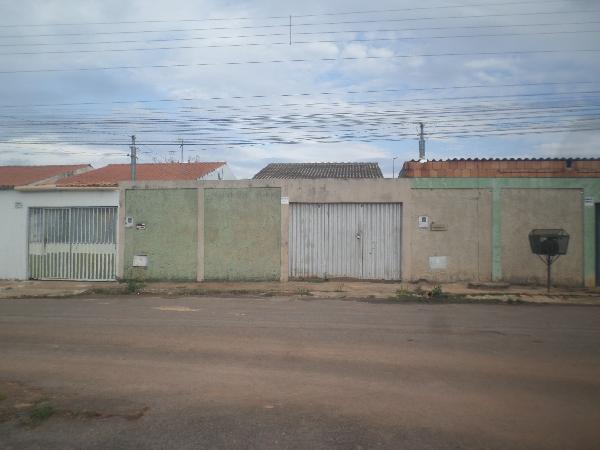 Vende-se em Santo Antonio Do Descoberto-GO  Casa, 69.93 de área privativa, 225.00 de área do terreno,  2_qto(s), a.serv, WC, 1_sala(s), cozinha, 1_vaga(s) de garagem.