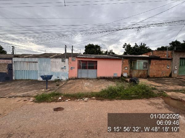 Vende-se em Santo Antonio Do Descoberto-GO  Casa, 58.95 de área total, 58.95 de área privativa, 180.00 de área do terreno,  2_qto(s), a.serv, WC, 1_sala(s), cozinha, 1_vaga(s) de garagem.