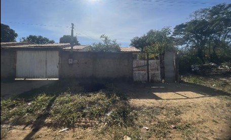 Vende-se em Santo Antonio Do Descoberto-GO  Casa, 54.00 de área privativa, 240.00 de área do terreno,  2_qto(s), a.serv, WC, 1_sala(s), cozinha.