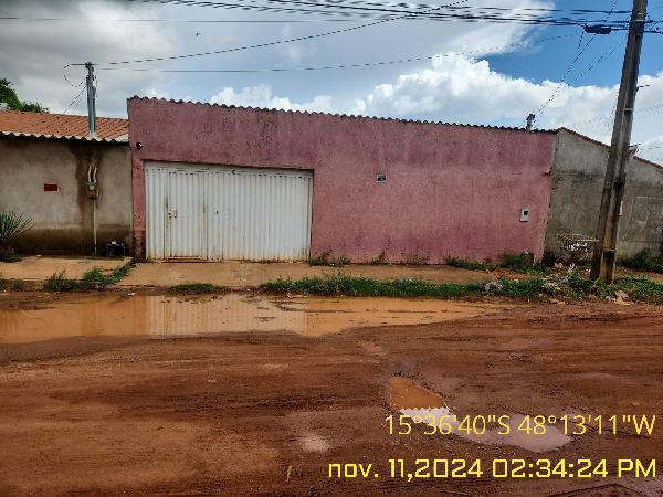 Vende-se em Padre Bernardo-GO  Casa, 69.70 de área privativa, 250.00 de área do terreno,  2_qto(s), a.serv, 1_sala(s), cozinha.