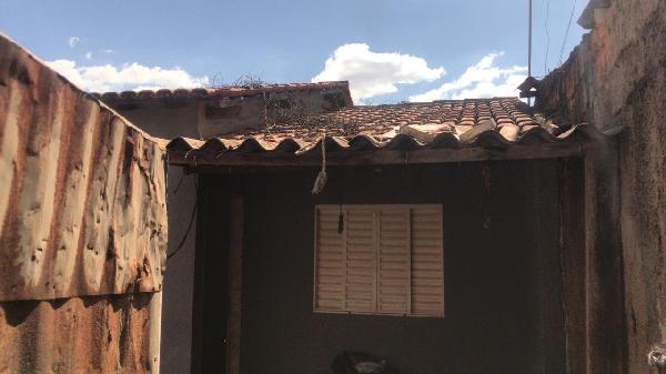 Vende-se em Santo Antonio Do Descoberto-GO  Casa, 62.08 de área total, 44.08 de área privativa, 216.00 de área do terreno,  2_qto(s), a.serv, WC, 1_sala(s), cozinha, 1_vaga(s) de garagem.