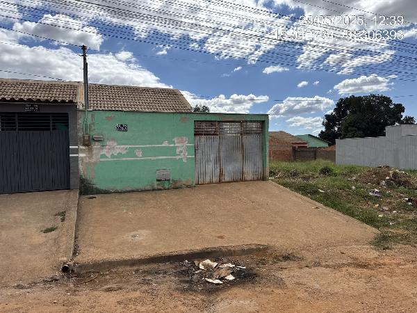 Vende-se em Santo Antonio Do Descoberto-GO  Casa, 68.17 de área total, 68.17 de área privativa, 180.00 de área do terreno,  2_qto(s), varanda, a.serv, WC, 1_sala(s), cozinha.